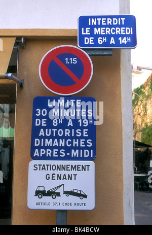 Verkehrsschild, kein Parkplatz Zone, Abschleppen Zone, Stadt von Saint-Remy-de-Provence, Bouches-du-Rhône, Provence, Frankreich, Europa Stockfoto