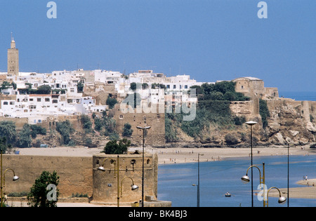 Kasbah des Oudaias auf der fernen rechten und Flusses Oued Bou Regreg im Vordergrund, Rabat, Marokko Stockfoto