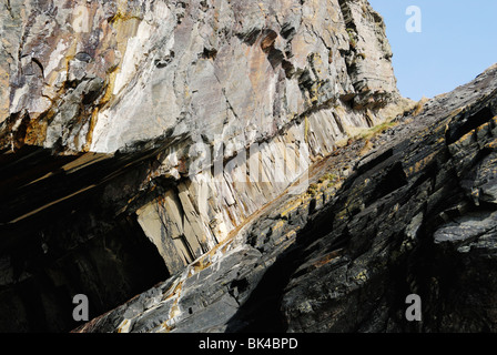 Beispiel von Gesteinsschichten, Streifenbildung und Erosion, Meeresgrotten zu bilden Stockfoto