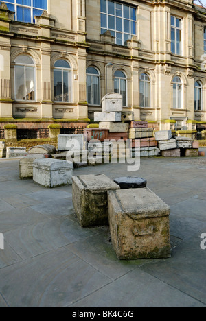 Konkrete Kunst in Form von Gepäck im Hope Street - Mount Street Liverpool gelegen. Stockfoto