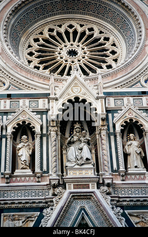 Skulptur an der Fassade von Santa Maria del Fiore, Florenz, Italien Stockfoto