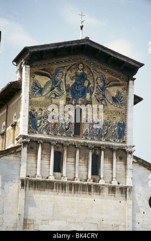 Ein 13. Jahrhundert Mosaik an der Fassade der Kirche von San Frediano in Lucca, Italien Stockfoto