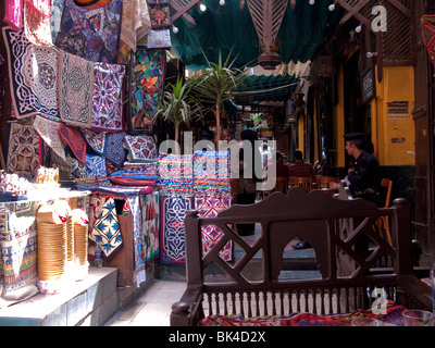 Stoff-Stall im Khan el-Khalili, Kairo, Ägypten Stockfoto