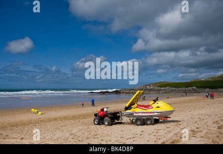 Ein rnli Rettung Wasser Handwerk auf den Fistral Beach. Foto von Gordon Scammell Stockfoto