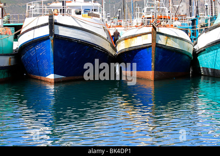 Blau Fischerboote im Hafen von Hout Bay, Kapstadt, Südafrika. Stockfoto