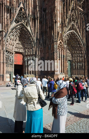 Muslimische Frauen vor der Kathedrale Notre-Dame aus dem 14. Jahrhundert, Straßburg, Elsass, Frankreich, Europa Stockfoto