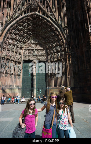 Straßburg, drei junge Mädchen mit Sonnenbrille, Touristen, Hauptportal, Kathedrale Notre-Dame aus dem 14. Jahrhundert, Elsass, Frankreich, Europa, Stockfoto