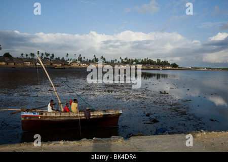 Eine Dhau Segeln auf einem Ebbe Strand in das Dorf Kizingitini, Insel Pate am 1. Oktober 2009 in Lamu-Archipel, Kenye. Stockfoto