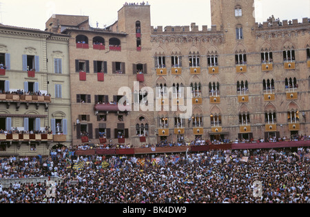Crowd-Szene für das Pferderennen, das Palio in Siena, Italien Stockfoto