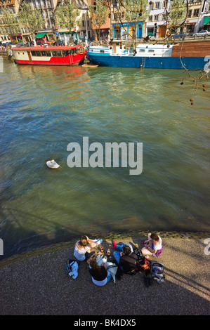 4 MÄDCHEN SITZEN AUF KRANK FLUSSUFER UND 'QUAI DES PÊCHEURS' FISCHER KAI STRAßBURG ELSASS FRANKREICH Stockfoto