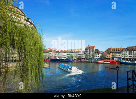 BATORAMA SIGHTSEEING TOURENBOOT AM FLUSS ILL UND 'QUAI DES PÊCHEURS' FISCHER KAI STRAßBURG ELSASS FRANKREICH Stockfoto