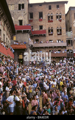 Crowd-Szene für das Pferderennen, das Palio in Siena, Italien Stockfoto