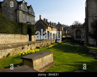 Friedhof der Holy Trinity Church mit Weber Cottages, Bradford on Avon, Wiltshire, England Stockfoto