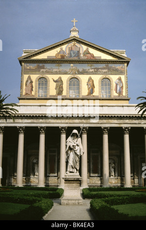 Statue des Apostels Paulus im Hof des San Paolo Fuori le Mura. Rom, Italien Stockfoto