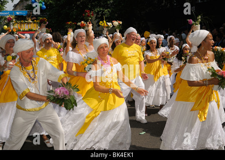 Deutsch brasilianische Samba-Gruppe am Karneval der Kulturen, Karneval der Kulturen, Berlin, Kreuzberg Bezirk, Deutschland, Europa. Stockfoto