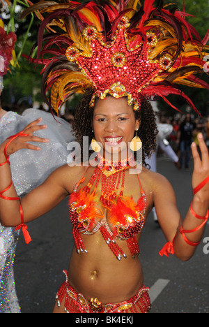 Brasilianische Samba-Tänzer am Karneval der Kulturen, Karneval der Kulturen, Berlin, Kreuzberg Bezirk, Deutschland, Europa. Stockfoto