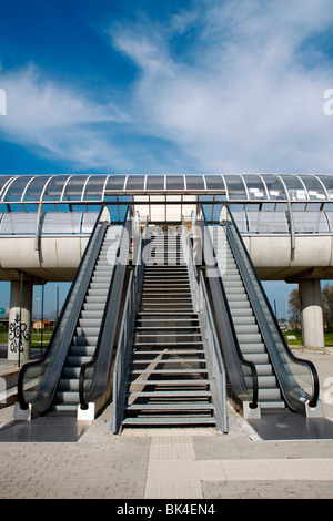 Aufzüge und Fußgängertunnel am Nuova Fiera di Roma, entworfen vom Architekten Tommaso Valle Stockfoto