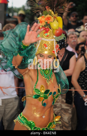 Brasilianische Samba-Tänzer am Karneval der Kulturen, Karneval der Kulturen, Berlin, Kreuzberg Bezirk, Deutschland, Europa. Stockfoto