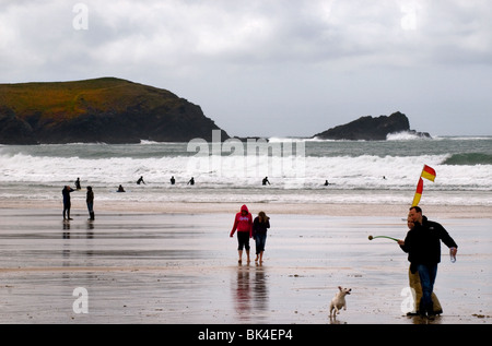 Menschen am Fistral Strand in Newquay in Cornwall.  Foto von Gordon Scammell Stockfoto