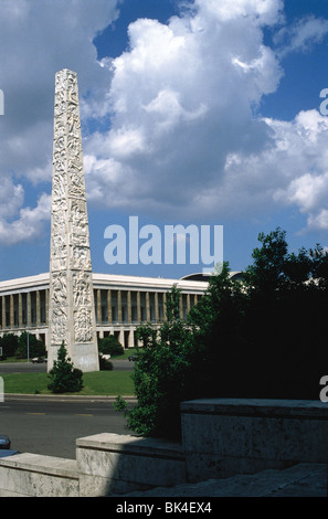 Geschnitzten Stein Obelisk auf der Piazza Marconi, in der Mitte der Stadtteil EUR, Rom Stockfoto