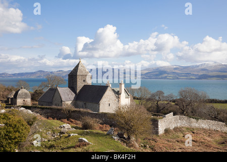 Penmon Priory (St. Seiriol's Kloster) und Blick auf die Küste von Nord Wales über die Menai Strait. Penmon, Beaumaris, Anglesey, North Wales, Großbritannien Stockfoto