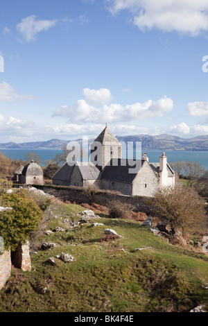 Penmon Priorat oder St Seiriol Kloster und Blick auf die Küste von Nordwales Menai Strait. Penmon, Anglesey, North Wales, UK Stockfoto