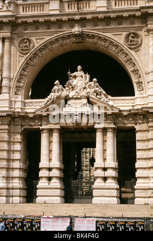 Skulptur der Justizdame am Eingang des Justizpalastes, Palazzo di Giustizia, Sitz des Obersten Kassationsgerichts in Rom, Italien Stockfoto