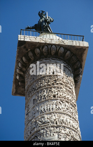 Reliefskulptur und eine Bronzestatue des Apostels Paulus auf die Säule des Marcus Aurelius, Rom Stockfoto