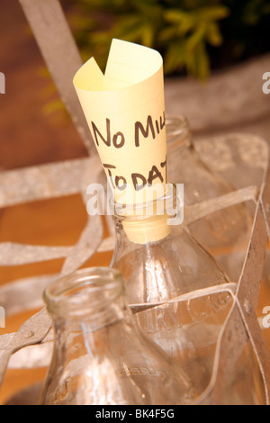 Keine Milch heute beachten Sie in der Flasche vor Haustür Stockfoto