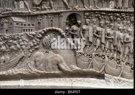 Detail der Trajanssäule in Rom, Italien, zeigt den donaugott Danubius, die Stadt Turnu Severin, Rumänien und Soldaten der römischen Legion. Stockfoto
