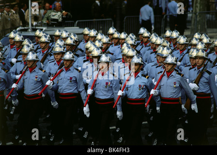 Feuerwehrleute in der Bastille Day Parade, Paris Stockfoto