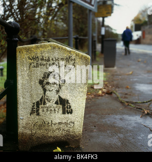 "Warum fallen der Affe aus dem Baum?" Schablone Artwork von Jef Zeile auf Betonstraße Grit bin in Cumberland Straße, Bristol Stockfoto