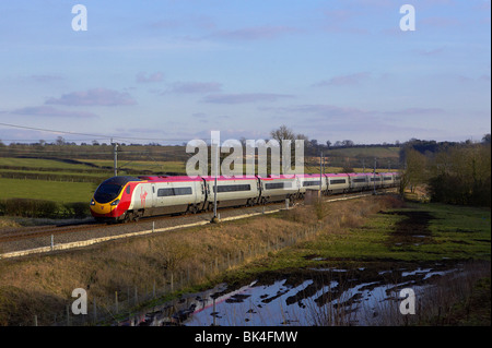 Eine Jungfrau Pendolino durchläuft Barby Nortoft (Nr Rugby) mit einem London Euston - Preston Service am 03.02.2010. Stockfoto