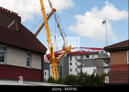 Turmdrehkran brach gefallenen auf Dach der Wohnblock wird von einem anderen Kran abgehoben Stockfoto