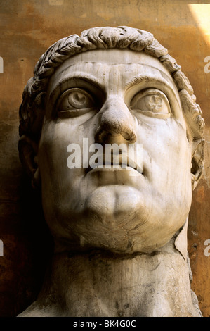 Statue des Roman Emperor Constantine im Hof des Capitoline Museum, Rom, Italien Stockfoto