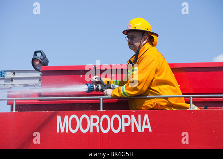 CFA Feuerwehrleute bekämpfen Brandfall am Straßenrand in der Nähe von Shepperton, Victoria, Australien Stockfoto