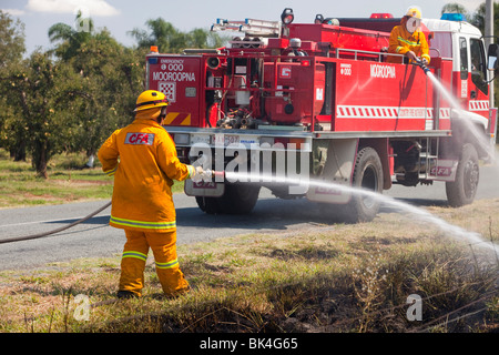 CFA Feuerwehrleute bekämpfen Brandfall am Straßenrand in der Nähe von Shepperton, Victoria, Australien, Stockfoto