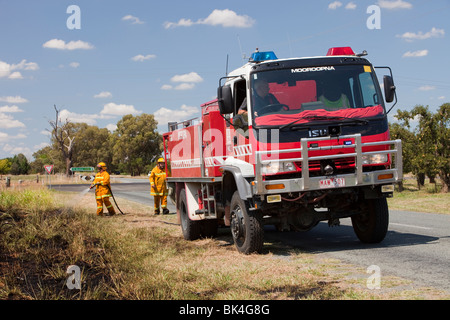 CFA Feuerwehrleute bekämpfen Brandfall am Straßenrand in der Nähe von Shepperton, Victoria, Australien Stockfoto