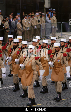 Franzose-Fremdenlegion in der Pioniere ("Restaurantsbesitzer")-Uniform in der Bastille Day Parade, Paris Stockfoto