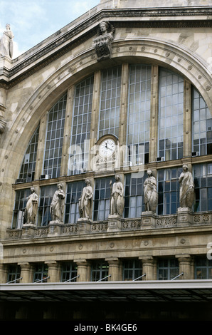 Gare du Nord Bahnhof, Paris, Frankreich - die Statuen zeigen regionale Destinationen in französische Städte. Stockfoto