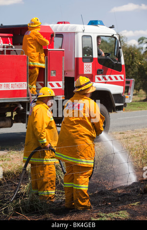 CFA Feuerwehrleute bekämpfen Brandfall am Straßenrand in der Nähe von Shepperton, Victoria, Australien Stockfoto