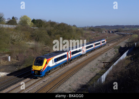 EMT-Meridian Einheit 222 013 Lösungsansätze der Station in Wellingborough mit Sheffield mit London St Pancras-Dienst auf 8. April 201 Stockfoto