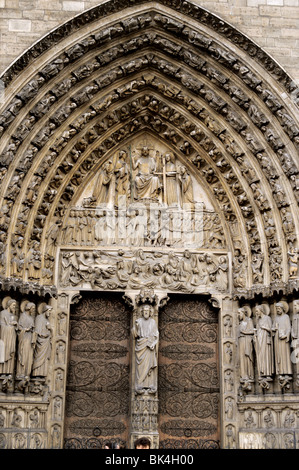 Gotischer Bogen und Türen zeigen, das Portal für das jüngste Gericht, mit Christus segnet auf den Trumeau, Kathedrale Notre-Dame, Paris Stockfoto