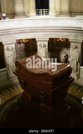 Napoleons Grab in der Kapelle Saint Louis im Hotel des Invalides, Paris Stockfoto