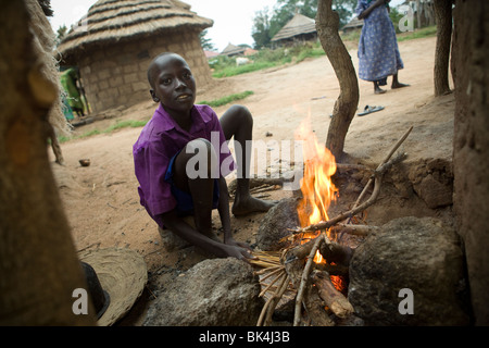 Ein Junge Kochen in Acowa Refugee Camp - Amuria District, Teso Subregion, Uganda, Ostafrika Stockfoto