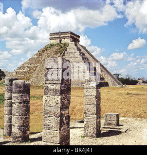 Kukulcan-Pyramide aus einer Gruppe von Spalten in den Tempel der Krieger, Chichen-Itza, Yucatan, Mexiko Stockfoto