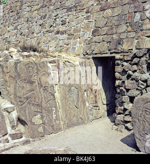 Gebäude der Tänzer zeigen Tableros von Tänzern aus skulpturalen Programm auf präkolumbische Stätte von Monte Alban im Bundesstaat Stockfoto