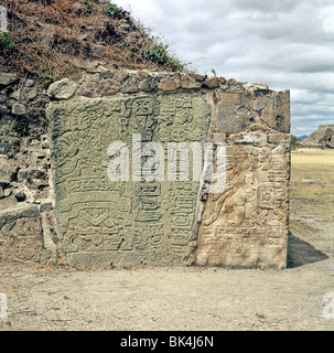 Glyphischen Schnitzereien auf der Basis einer Pyramide auf die präkolumbische Stätte von Monte Alban im Bundesstaat Oaxaca, Mexiko Stockfoto