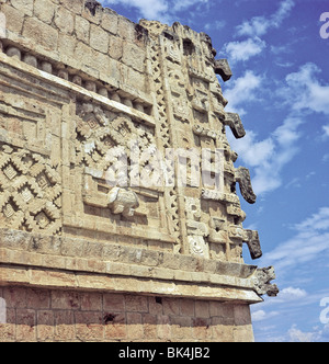 Architektur Detail zeigt eine Reliefskulptur einen menschlichen Kopf Vogel & eine Maske Spalte zu Nonnenkloster Viereck in Uxmal Mexiko Stockfoto