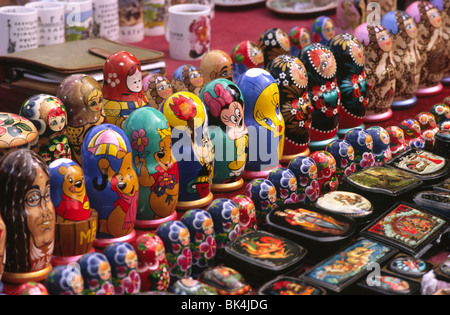 Matroschka Puppen, auch bekannt als verschachtelt russische Puppe zum Verkauf auf einem Flohmarkt in der Nähe von Alexander Nevsky Cathedral in Sofia, Bulgarien Stockfoto